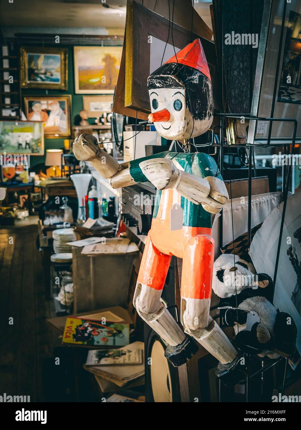 Belgio, Bruxelles, burattini di Pinocchio, con un'etichetta in un negozio di antiquariato Foto Stock