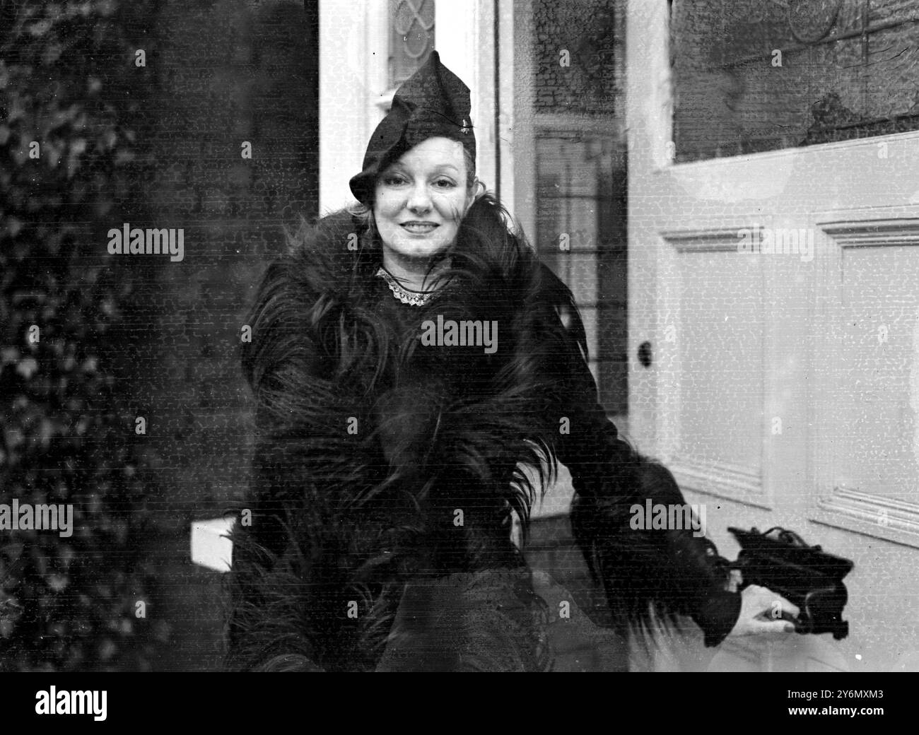 Miss Marion Harris, la cantante di cabaret una volta uno dei più pagati interpreti di vaudeville degli Stati Uniti, lasciò la sua casa di Londra per apparire al Windsor bankruptcy Court con debiti di 2, 129 e attività zero. I procedimenti sono stati rinviati lo scorso novembre per consentirle di tornare negli Stati Uniti per vedere sua nonna, che stava diventando cieca. La signorina Harris, che ha ottenuto un grande successo nel West End, ha detto che una volta ha guadagnato 600 sterline a settimana, ma che è impossibile salvare e mantenere in cima alla stella dell'albero. 21 gennaio 1938 Foto Stock