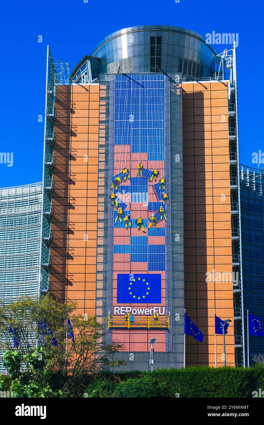 Europa, Belgio, Bruxelles, Commissione europea. Facciata sul tema dell'energia solare e dei pannelli fotovoltaici. Foto Stock