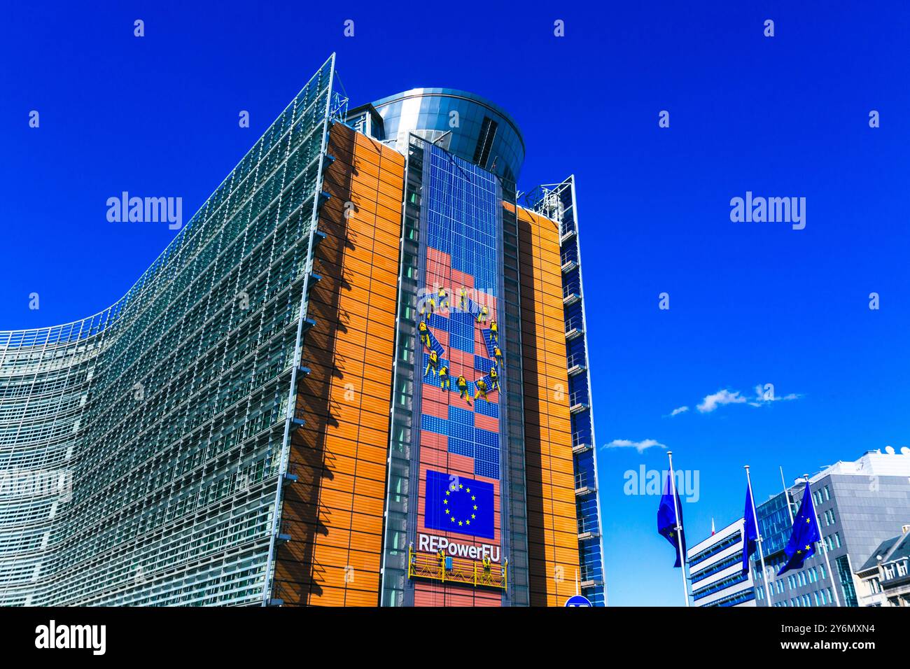 Europa, Belgio, Bruxelles, Commissione europea. Facciata sul tema dell'energia solare e dei pannelli fotovoltaici. Foto Stock