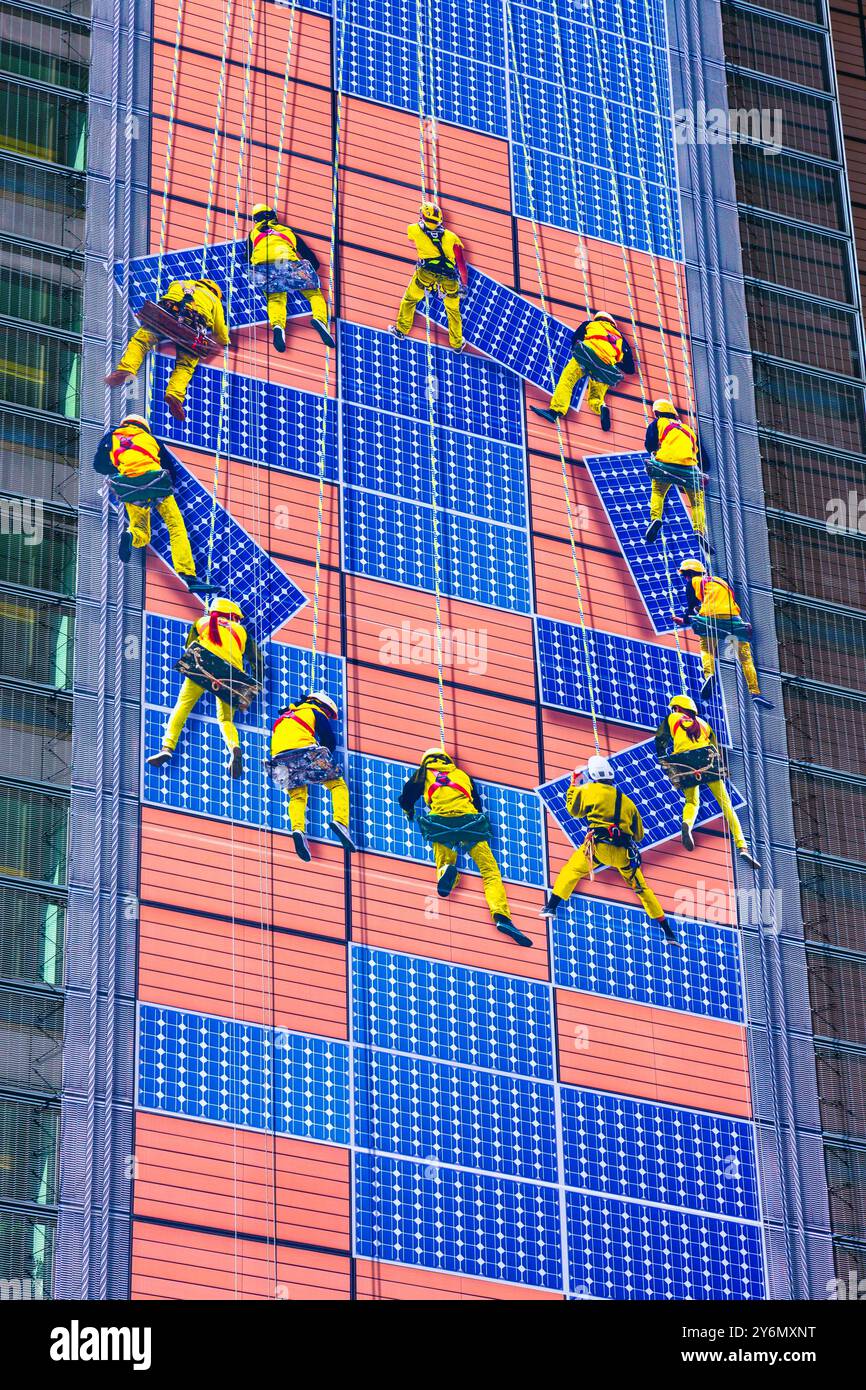 Europa, Belgio, Bruxelles, Commissione europea. Facciata sul tema dell'energia solare e dei pannelli fotovoltaici. Foto Stock