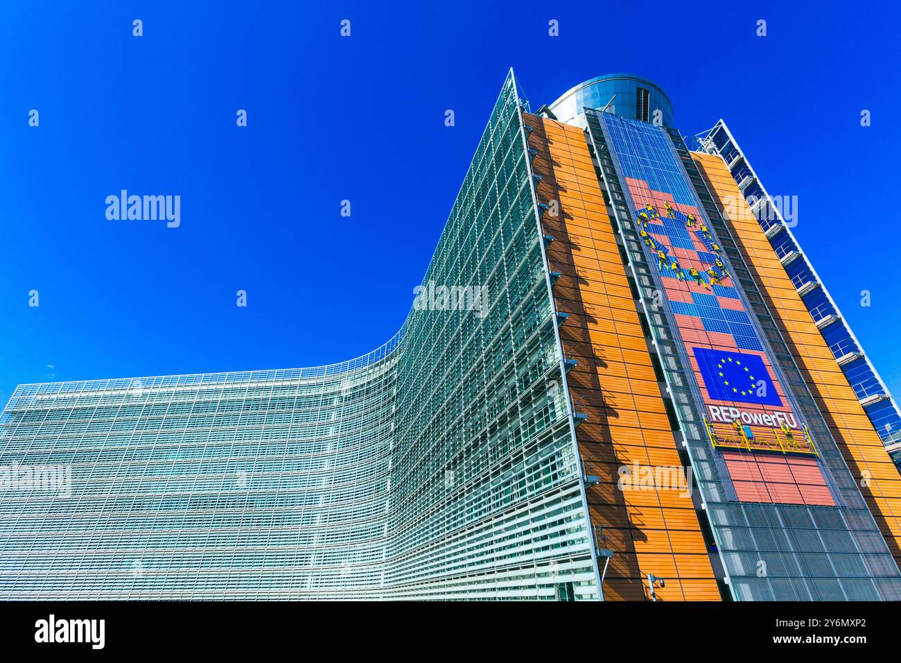 Europa, Belgio, Bruxelles, Commissione europea. Facciata sul tema dell'energia solare e dei pannelli fotovoltaici. Foto Stock