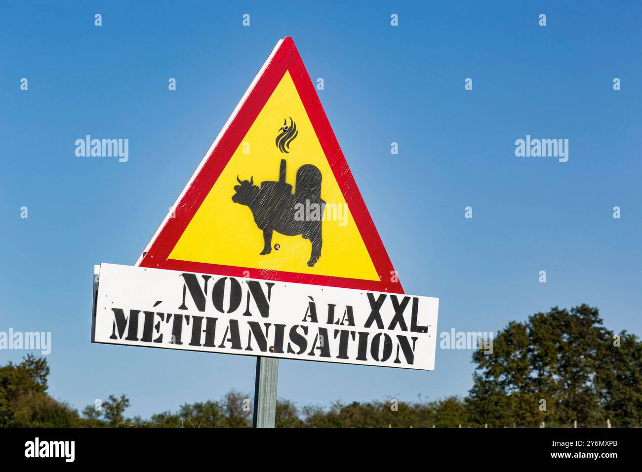 Francia, Corcoue-sur-Logne, 44, cartellone che protesta per la costruzione di un'unità di metanizzazione XXL, 10/2023. Foto Stock