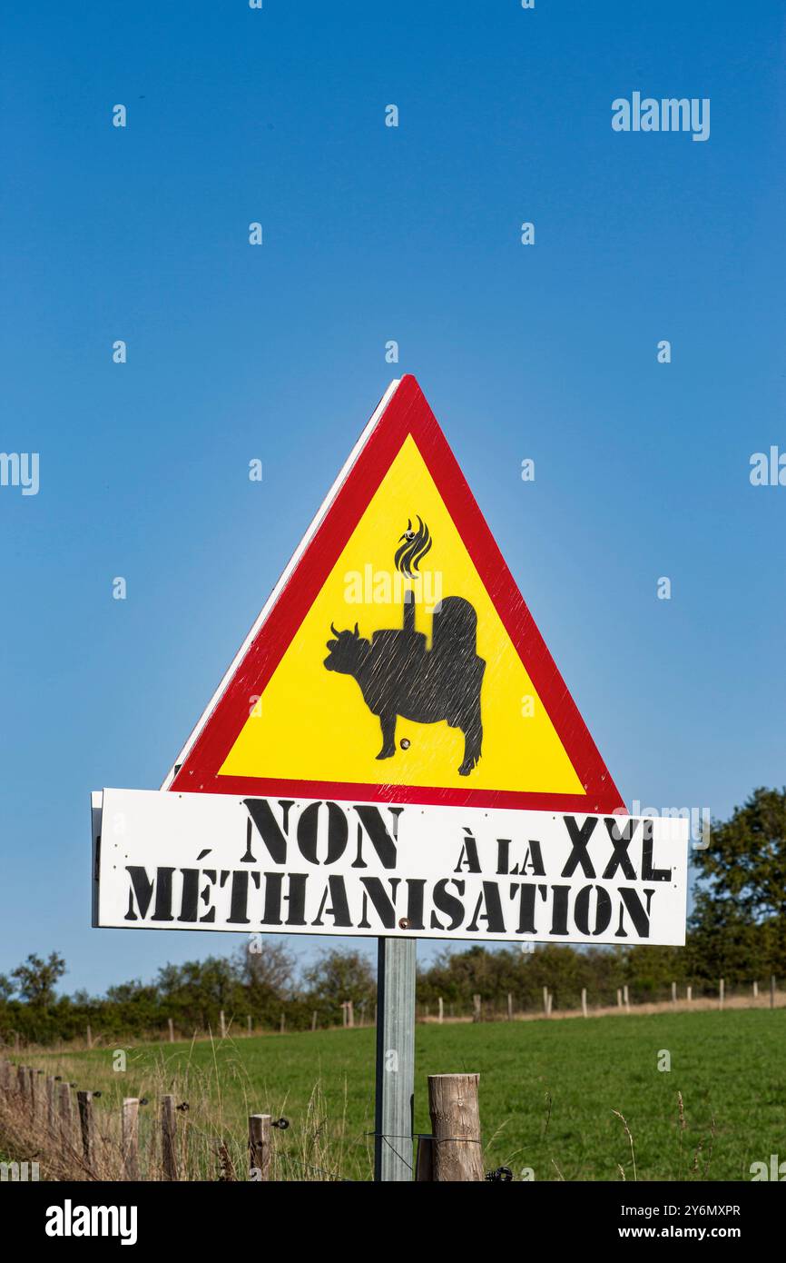 Francia, Corcoue-sur-Logne, 44, cartellone che protesta per la costruzione di un'unità di metanizzazione XXL, 10/2023. Foto Stock