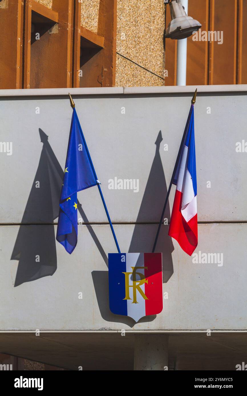 Francia, Normandia, Eure, Evreux, bandiera francese e bandiera europea su un edificio amministrativo Foto Stock