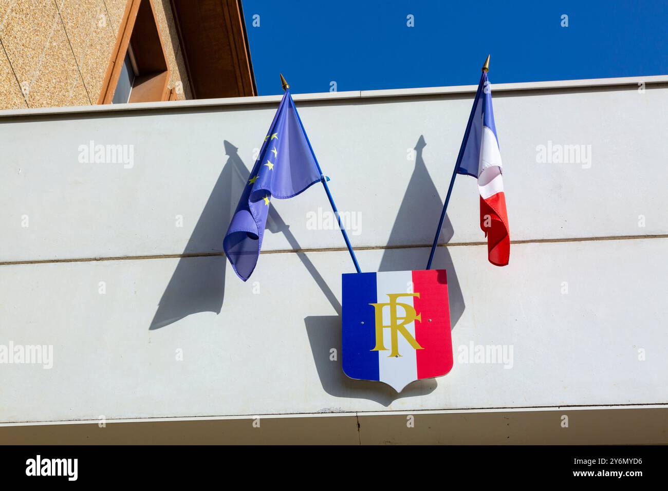 Francia, Normandia, Eure, Evreux, bandiera francese e bandiera europea su un edificio amministrativo Foto Stock