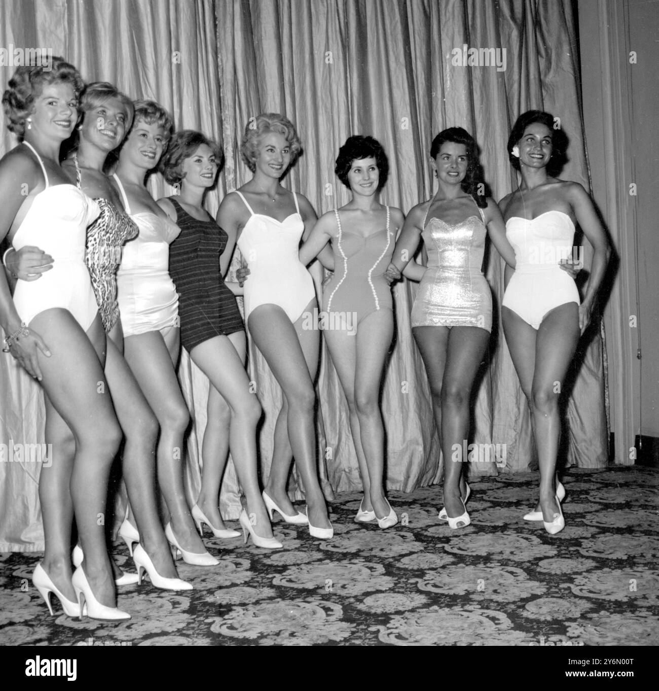 Londra: Gli otto finalisti sono stati selezionati tra trentadue partecipanti per il titolo di "Miss Soho 1959" dopo la loro selezione al Cafe Royal di ieri. Il vincitore del titolo si aggiudicherà un volo di ritorno per New York, un test sullo schermo, un ritratto a figura intera, il Butlin Silver Challenge Trophy, un Day Dress, un abito da sera e una tuta e molti altri premi di valore. Da sinistra a destra, Miss Marylyn Davies, 21 anni, di Londra; Jean Miller, 24 anni, di Hampstead; Diana French, 18 anni, di St John's Wood; Maggie London di London S.W.7 anni; Barbara French, 19 anni, Talbot Square, W.2; Sherrie Ann Scot Foto Stock