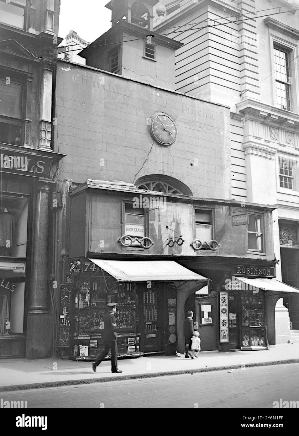 Chiesa di Sant'Ethelburga, Bishopsgate Street. con negozi del xvi secolo. E' stato visto anche un caso di cartelli del negozio, quello dell'ottico. 23 luglio 1928 Foto Stock