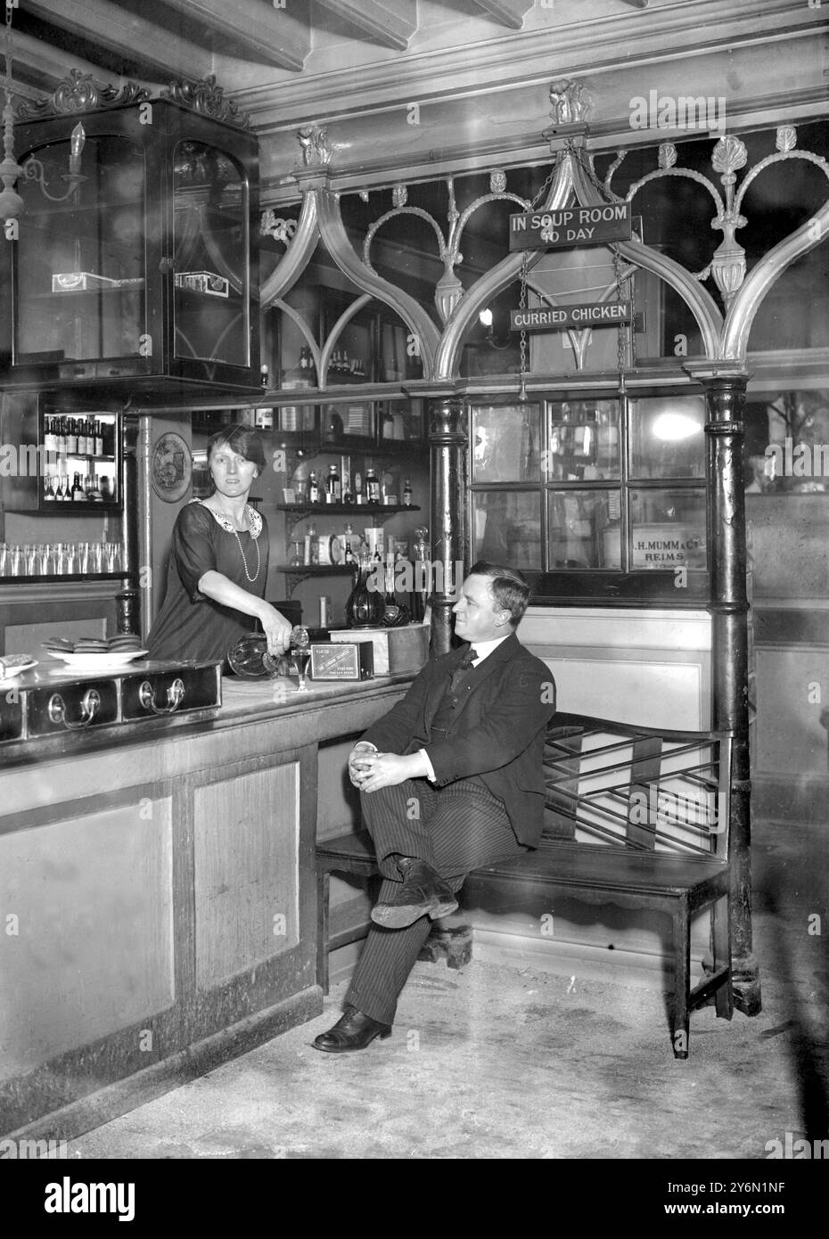 "Birch's", il famoso Cornhill Restaurant che deve essere ricostruito in Broad Street. Una parte dell'interno, che mostra il sedile su cui sedevano il primo Lord Rothchild e altre persone eminenti. 28 gennaio 1926 Foto Stock