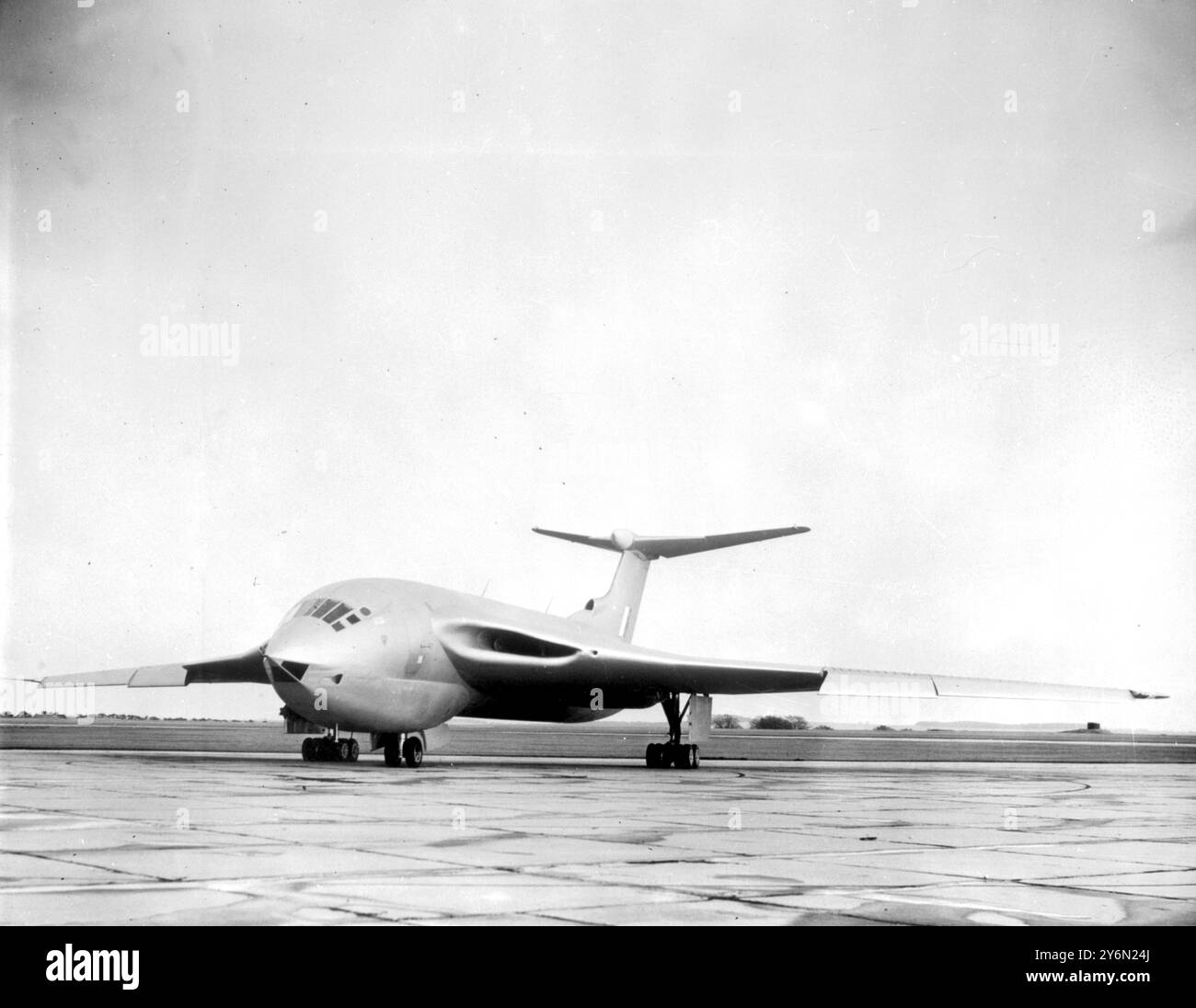 Handley Page H.P. 80, ultimo e più potente bombardiere operativo dei Britiani. Il primo velivolo alato a quattro jet al mondo che ha fatto il suo volo inaugurale con successo. Di design rivoluzionario, l'argento quasi sonico H.P.80 vola più velocemente sempre più in alto con un carico di bomba maggiore di qualsiasi altro bombardiere, fornendo potenza di attacco globale per l'era atomica. La sua ala posteriore a mezzaluna combina i vantaggi aerodinamici e operativi delle ali dritte a delta, con sweep e rasoi senza alcun svantaggio. Un piano di coda con sweep è situato sulla parte superiore di una singola aletta, anch'esso con pronuncia Foto Stock