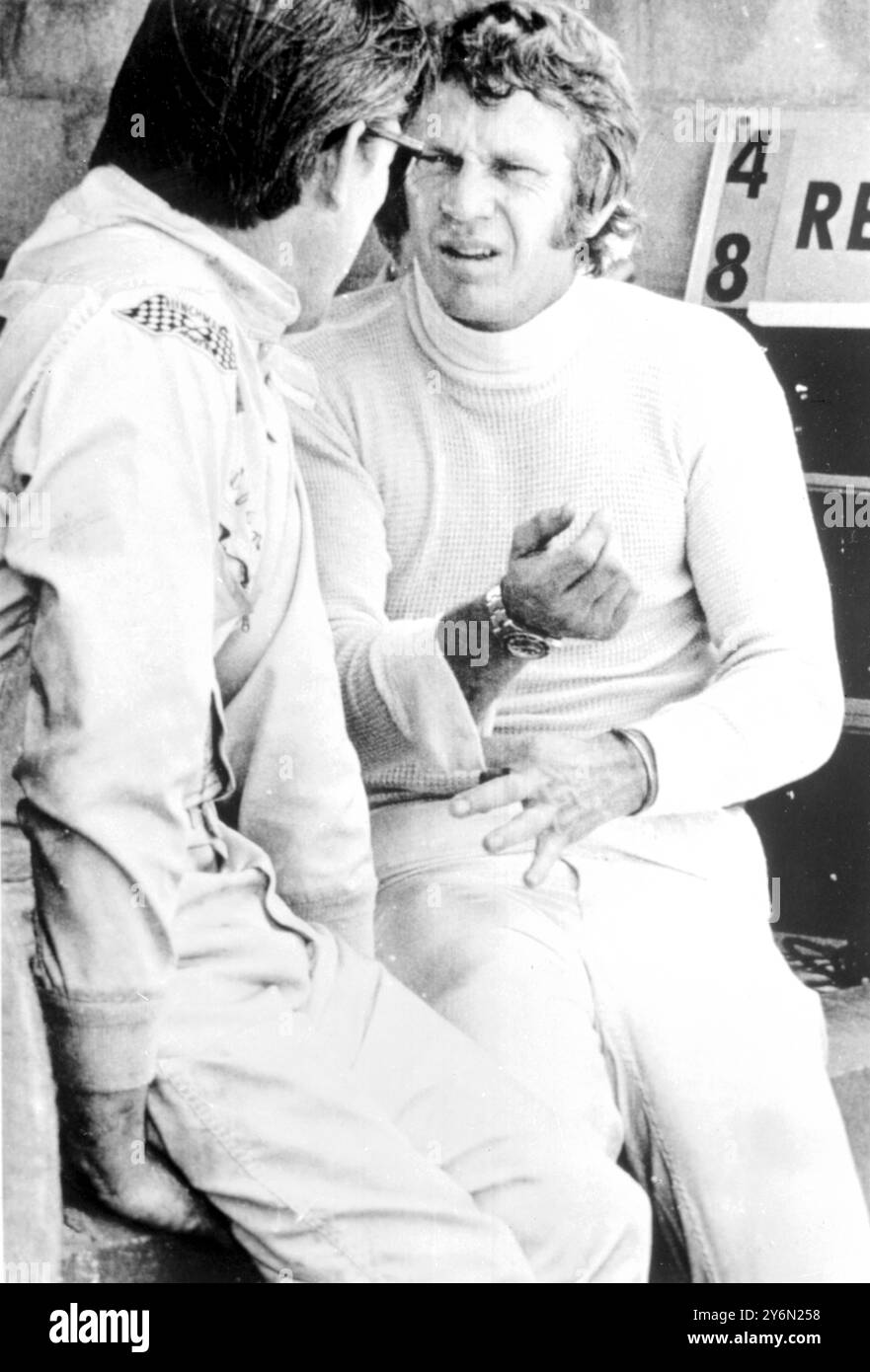 Hollywood: L'attore Steve McQueen (a destra) parla con il co-pilota Peter Revson della dinastia cosmetica, mentre pianificano la strategia per la Sebring 12 ore Endurance Race che si tiene qui il 21 marzo. Il team McQueen - Revson finì secondo in faccia, a soli 24 secondi dalla vincitrice Marie Andretti. McQueen ha guidato una Porche Spyder 908 che guiderà alla le Mans Race a giugno. 10 aprile 1970 Foto Stock