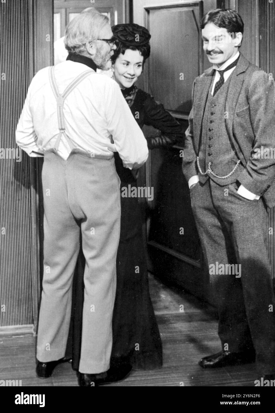 Shepperton, Middlesex: Difficilmente riconoscibile con la sua barba affollata e i baffi, Sir Lawrence Oliver (a sinistra), uno dei registi di act6or più noti e amati del Regno Unito, dirige per la prima volta sua moglie attrice, Joan Plowright (al centro), in una scena del film "le tre sorelle", negli Shepperton Studios, Middlesex di recente. A destra, c'è l'attore Derek Jacobi, apparentemente divertito da qualcosa di sufficientemente distratto da permettere alla sua attenzione di vagare dal lavoro che sta svolgendo. Miss Plowright, interpreta Masha, la sorella sposata, nella versione cinematografica di Olivier del dramma Chekhov che presenta il Teatro Nazionale Foto Stock