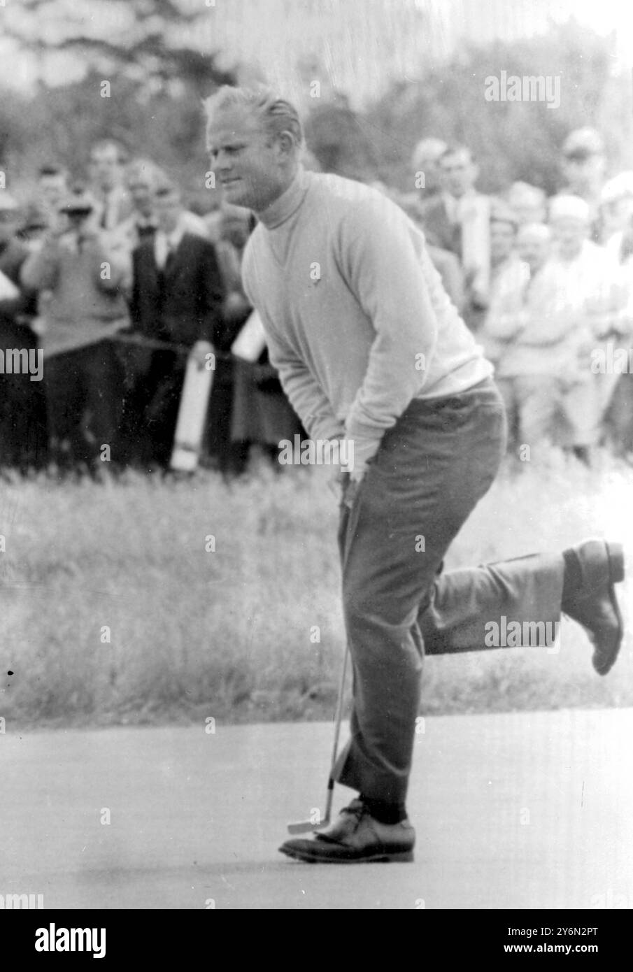 Muirfield, Scozia: Jack Nicklaus U.S.A, mostra la sua gioia per l'affondamento di un lungo putt al primo green per arrivare in piazza, dopo che Phil Rodgers U.S.A, ha avuto uno over par per la prima buca qui oggi nella prova finale del Campionato Open del 9 luglio 1966 Foto Stock