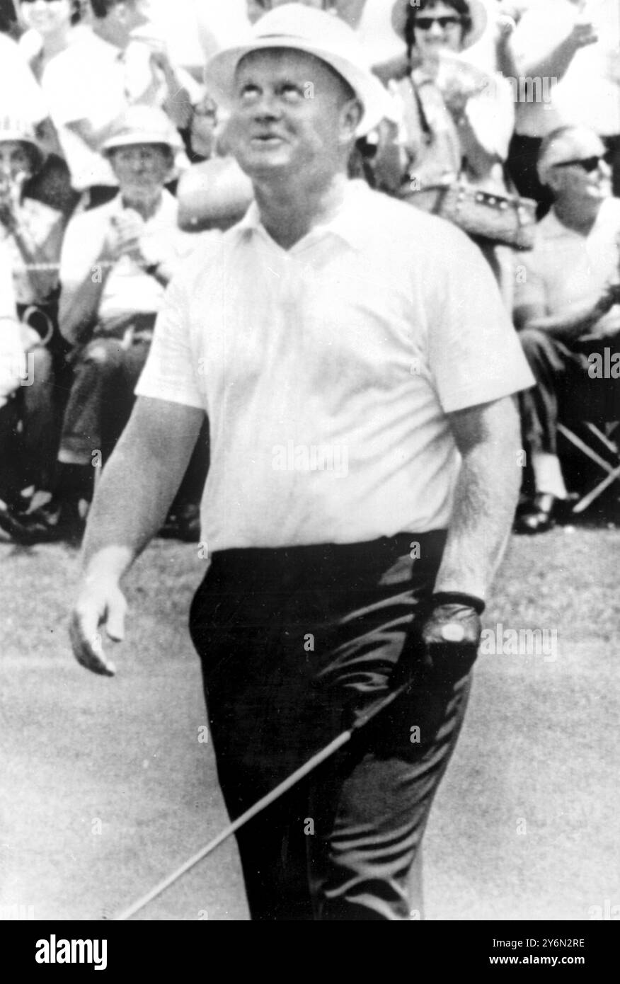 Augusta, Georgia: Jack Nicklaus tira gli occhi in cielo in gioia dopo il suo putt per un uccellino sceso sul 6th Hole durante il primo round del torneo Masters dell'8 aprile. Jack bruciò il primo nove sul campo di Augusta National, tornando a casa con un quattro sotto par 32 a metà strada. Alla fine, ha vinto il torneo. 12 aprile 1965 Foto Stock