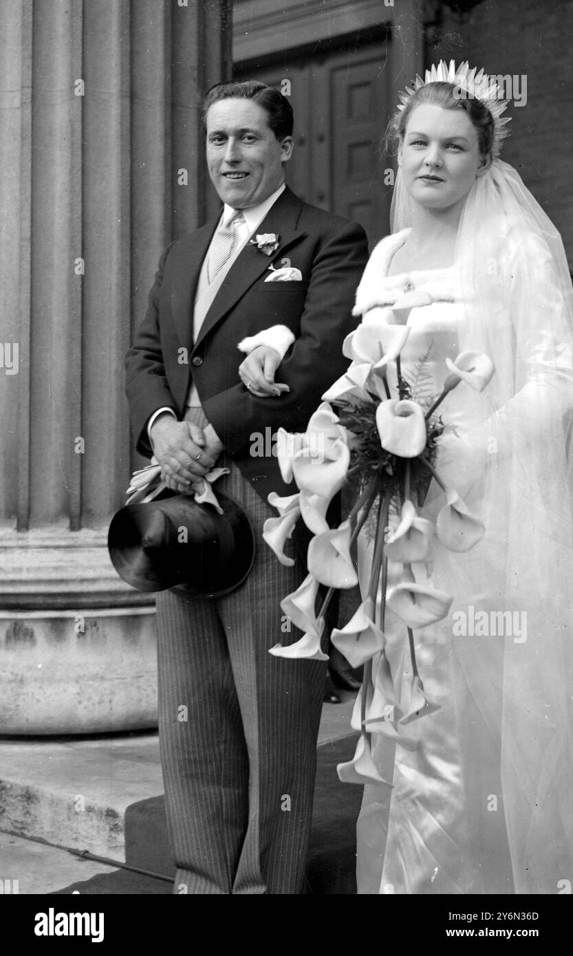 Matrimonio del capitano Ian Constables-Maxwell e della signorina Jan Ricardo a St James, in Spagna. 6 aprile 1937 Foto Stock