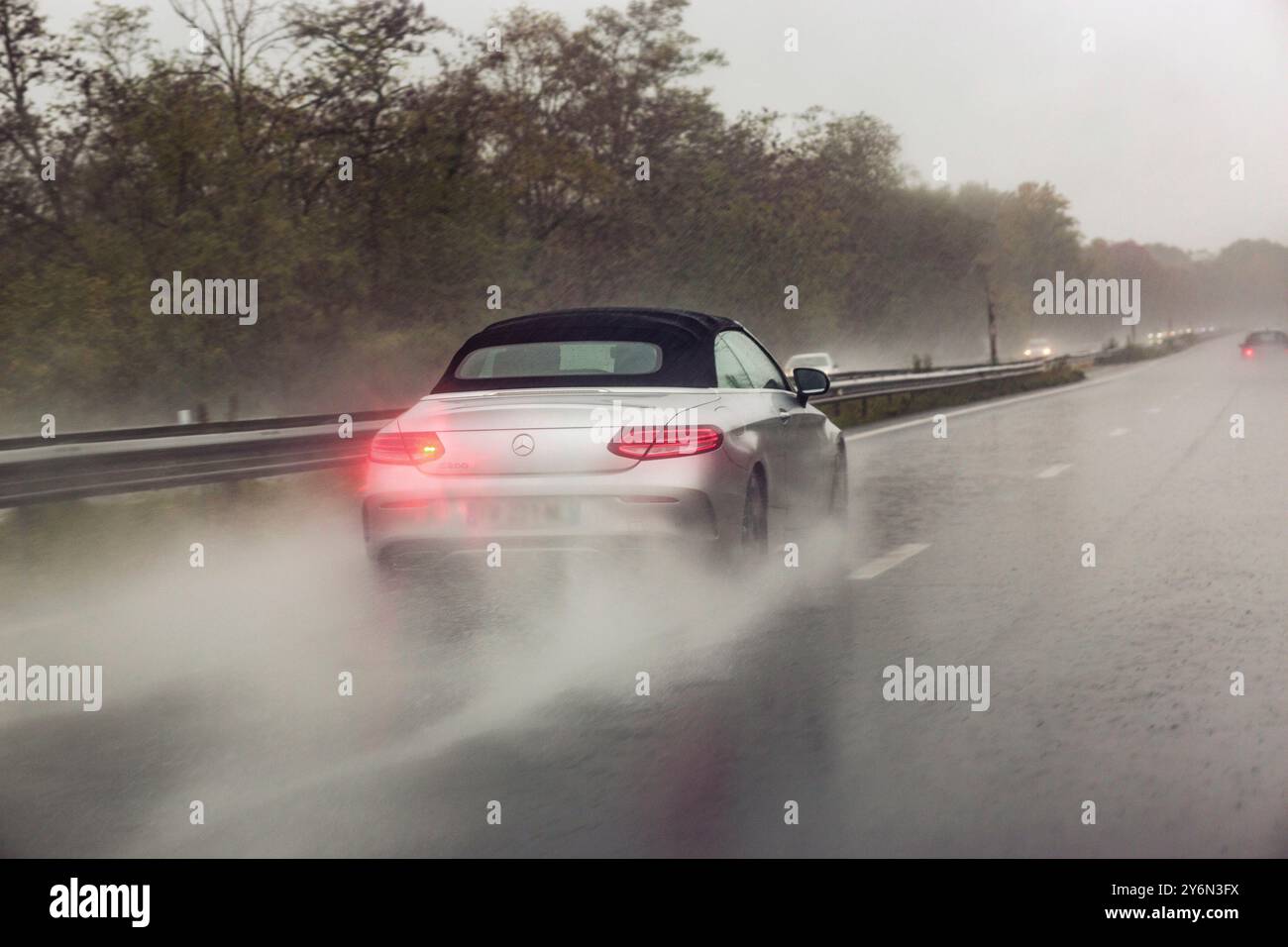 Autostrada sotto la pioggia, novembre 2023. Foto Stock