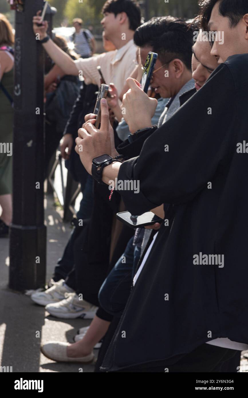 Francia, Parigi, 75, turisti asiatici che fotografano con i loro cellulari, settembre 2023. Foto Stock