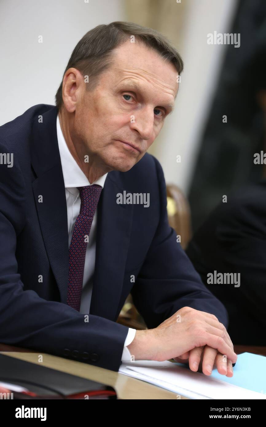 Mosca, Russia. 25 settembre 2024. Il direttore del servizio di intelligence estera russo Sergei Naryshkin attende l'inizio di una riunione del Consiglio di sicurezza per discutere la revisione della politica di deterrenza nucleare al Cremlino, il 25 settembre 2024, a Mosca, in Russia. Crediti: Alexander Kazakov/piscina del Cremlino/Alamy Live News Foto Stock