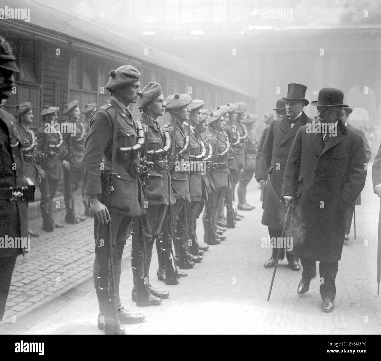 Il Premier ispeziona R.I.C. nel quadrangolo del Foreign Office. Premier, Bonar Law e Sir Hamar Greenwood con uomini della Divisione Auxilliaria. 6 novembre 1920 Foto Stock