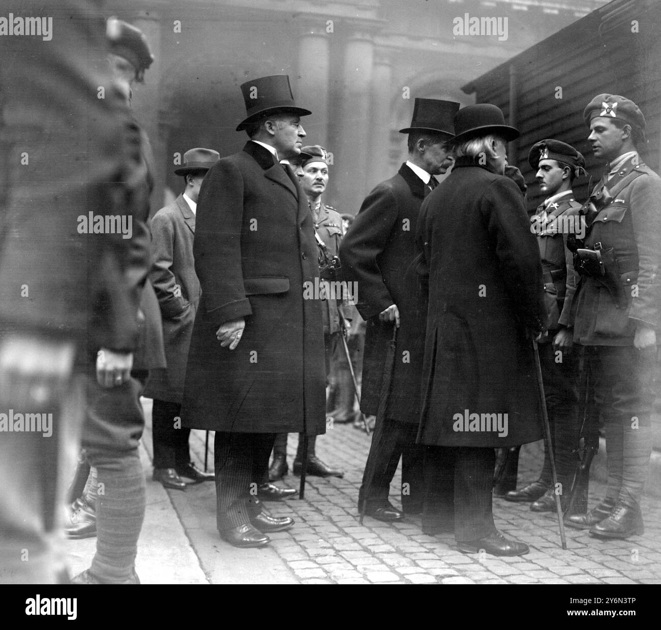Il Premier ispeziona R.I.C. nel quadrangolo del Foreign Office. Premier, Bonar Law e Sir Hamar Greenwood con uomini della Divisione Auxilliaria. 6 novembre 1920 Foto Stock