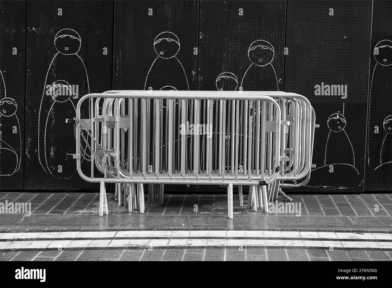 Francia. Parigi. tredicesimo distretto. Place Jean Michel Basquiat. Barriere della polizia di Vauban e graffiti Foto Stock