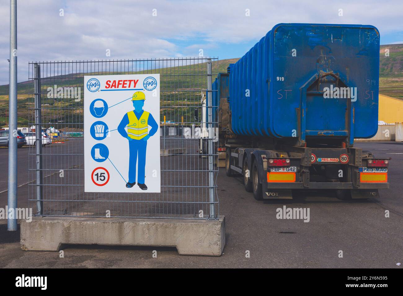 Islanda, regione settentrionale, Akureyri, porto per camion nella zona di sicurezza Foto Stock