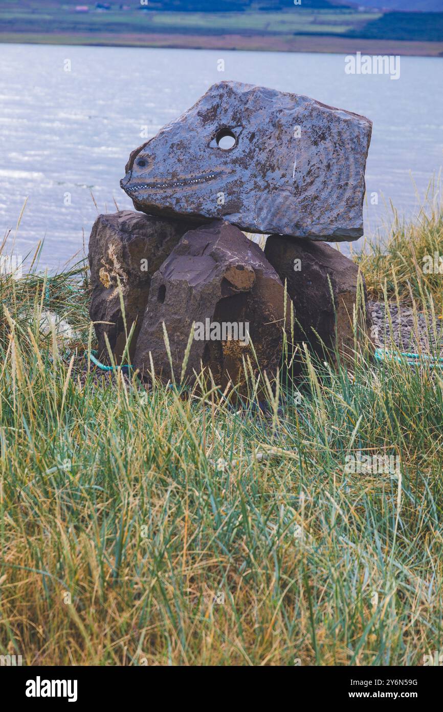Islanda, regione settentrionale, Akureyri, pietra, a forma di testa di dinosauro, un buco perforato al posto dell'occhio Foto Stock