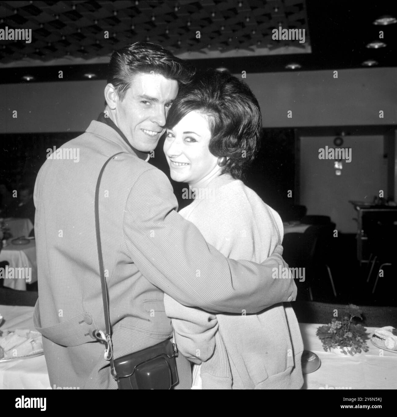 Londra: Per iniziare la vita coniugale 'Down Under' in Australia ci sono Francis Penman 21 anni, e sua moglie di una settimana, Agnes 19 anni, nella foto dell'aerostazione di Londra oggi prima di partire con altre 104 persone per volare in Australia per stabilirsi nell'area di Sydney. Il volo è stato il più grande trasporto aereo di emigranti da questo paese. Il signor e la signora Penman, entrambi di Glasgow, dove era un plater, intendono rendere il viaggio una luna di miele e si stabiliranno a Sydney. 26 ottobre 1962 Foto Stock