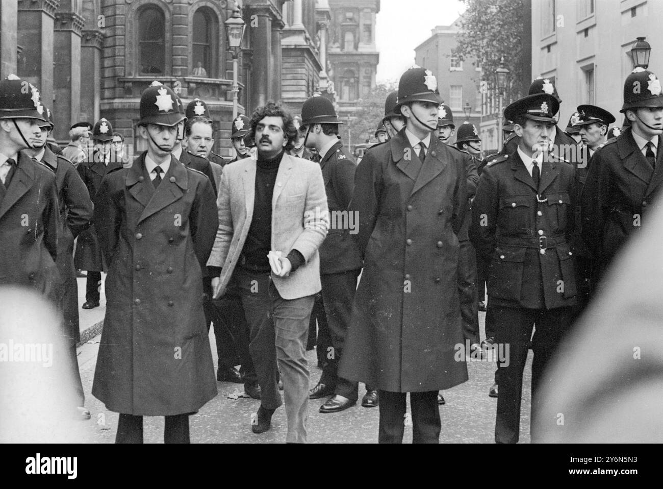 Londra: Tariq Ali, leader pakistano della campagna di solidarietà del Vietnam, ha una petizione mentre si recava a Downing Street, Londra oggi, a londra si sono svolte massicce manifestazioni contro la guerra del Vietnam, dove si dice che siano convergenti circa 20.000 persone. Circa 10.000 poliziotti, aiutati da elicotteri e persino motovedette sul Tamigi r4iver, erano in servizio attivo. La manifestazione, che continua a cantare slogan come "ho ho ho chi Minh", e giù con l'imperialismo americano, si fermò brevemente di fronte alla Casa Australiana per bruciare una bandiera Australiana, prima di muoversi Foto Stock