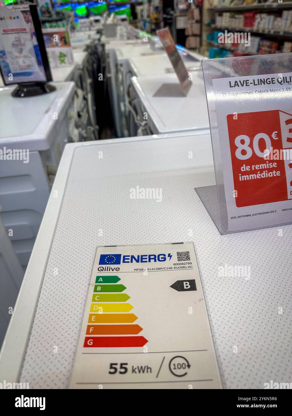 Lavatrice in un supermercato con etichetta energetica in primo piano Foto Stock