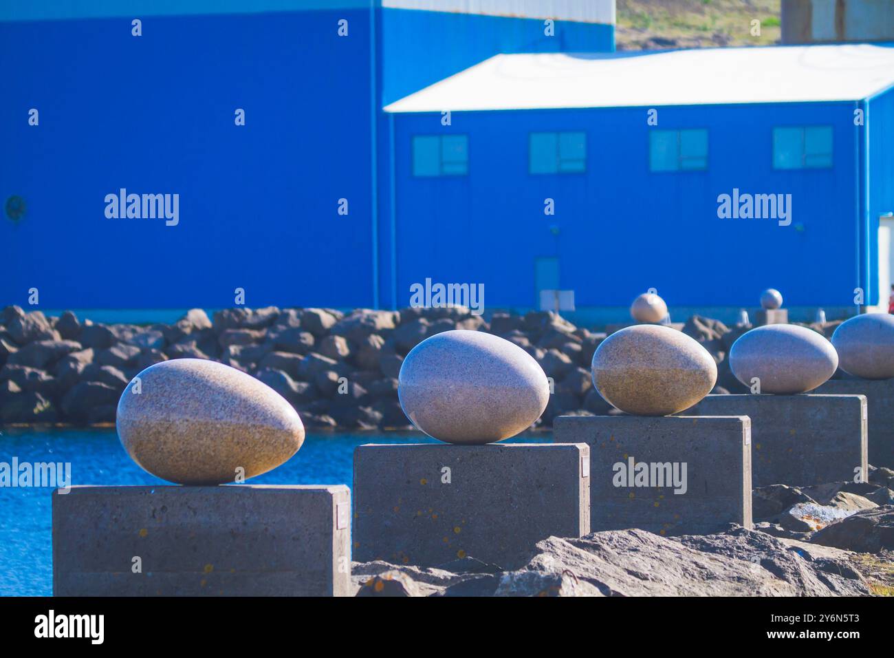 Islanda, Austurland, Djúpivogur, Eggin i Gledivik, UOVA DI GLEÐIVÍK, opera contemporanea, 34 uova scolpite, di Sigurður Guðmundsson Foto Stock