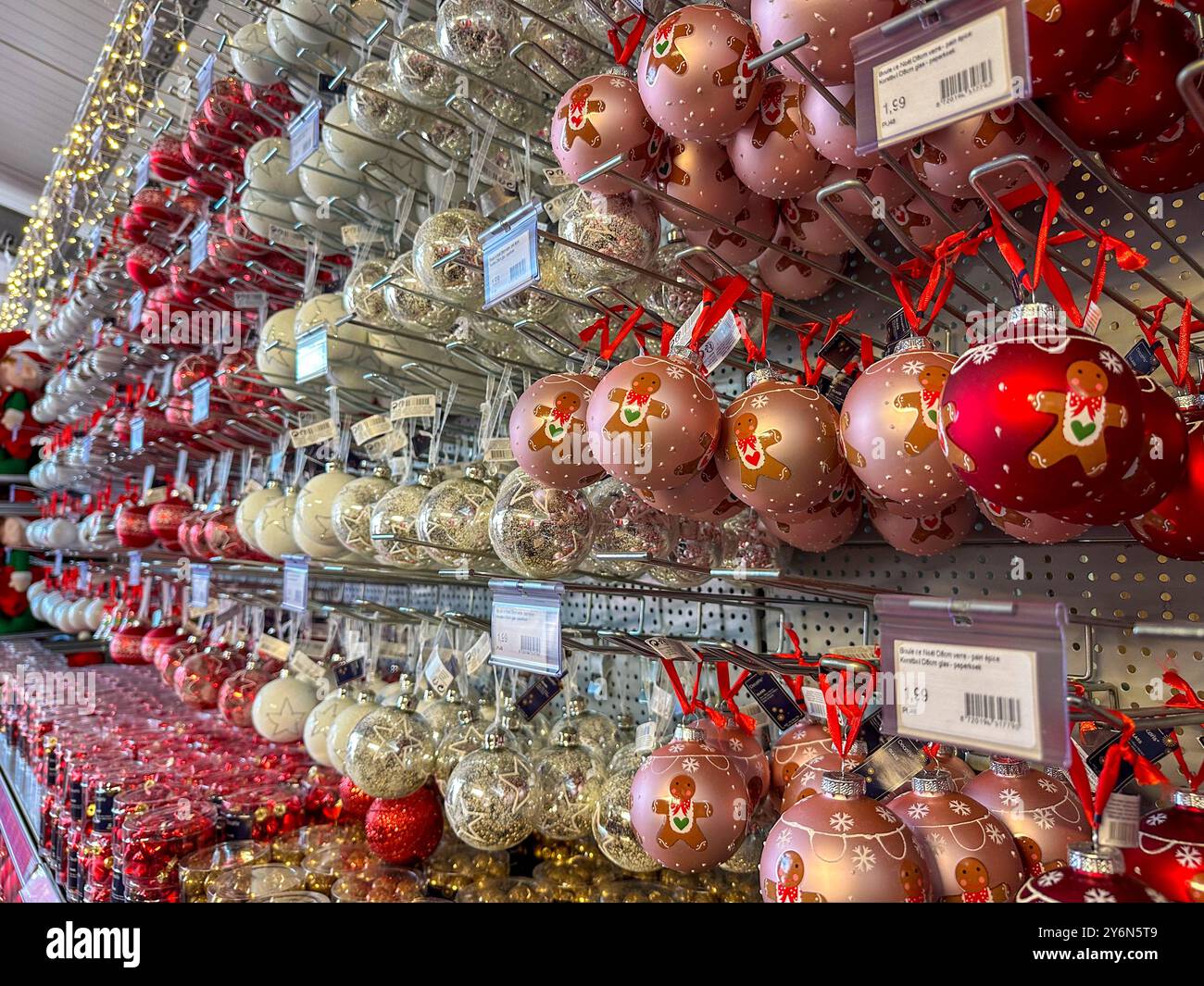 Corridoio del supermercato prima di Natale, bauble per l'albero Foto Stock