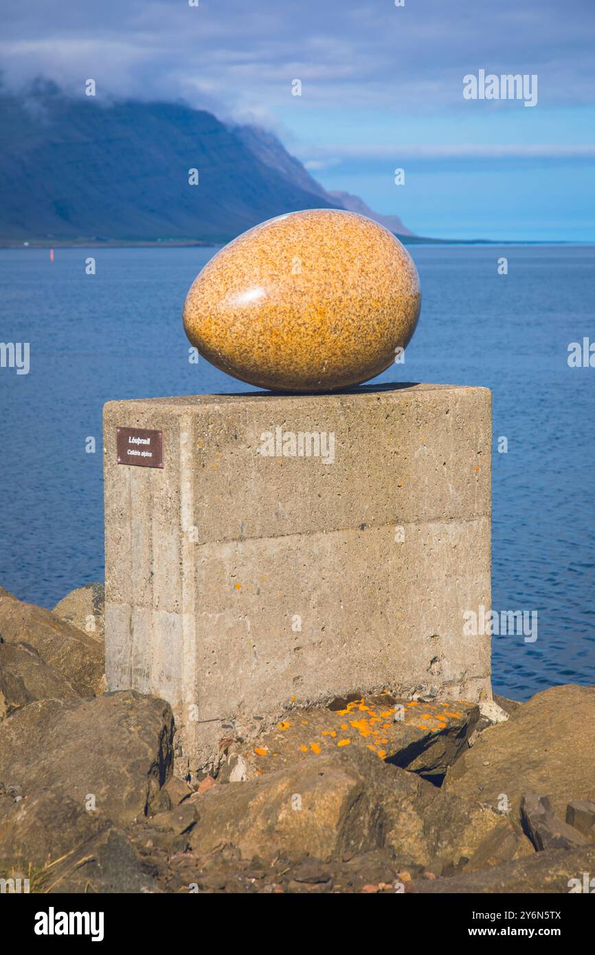 Islanda, Austurland, Djúpivogur, Eggin i Gledivik, UOVA DI GLEÐIVÍK, opera contemporanea, 34 uova scolpite, di Sigurður Guðmundsson Foto Stock
