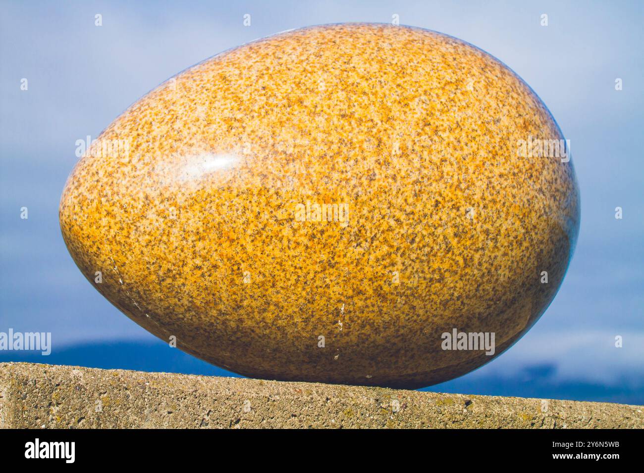 Islanda, Austurland, Djúpivogur, Eggin i Gledivik, UOVA DI GLEÐIVÍK, opera contemporanea, 34 uova scolpite, di Sigurður Guðmundsson Foto Stock