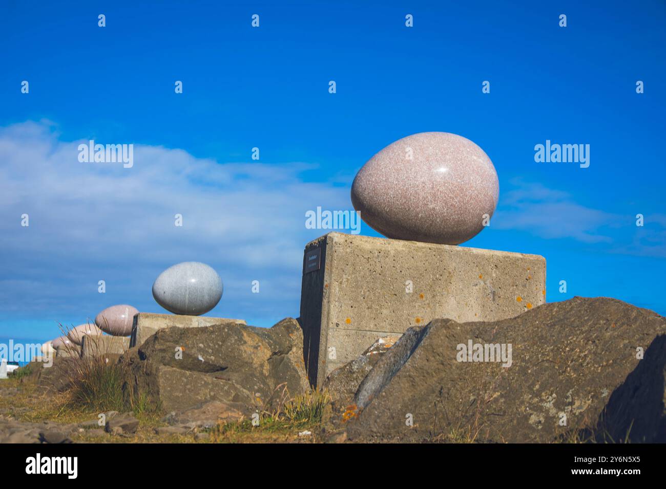 Islanda, Austurland, Djúpivogur, Eggin i Gledivik, UOVA DI GLEÐIVÍK, opera contemporanea, 34 uova scolpite, di Sigurður Guðmundsson Foto Stock