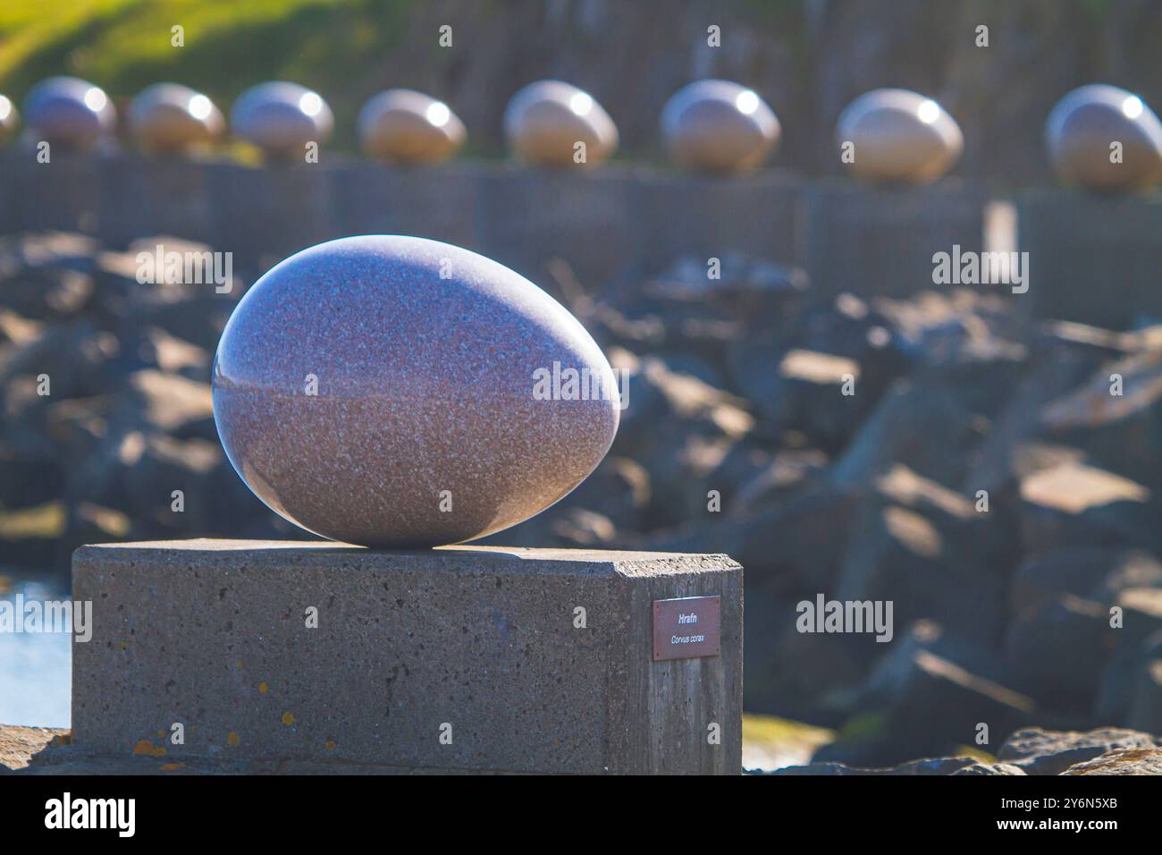 Islanda, Austurland, Djúpivogur, Eggin i Gledivik, UOVA DI GLEÐIVÍK, opera contemporanea, 34 uova scolpite, di Sigurður Guðmundsson Foto Stock