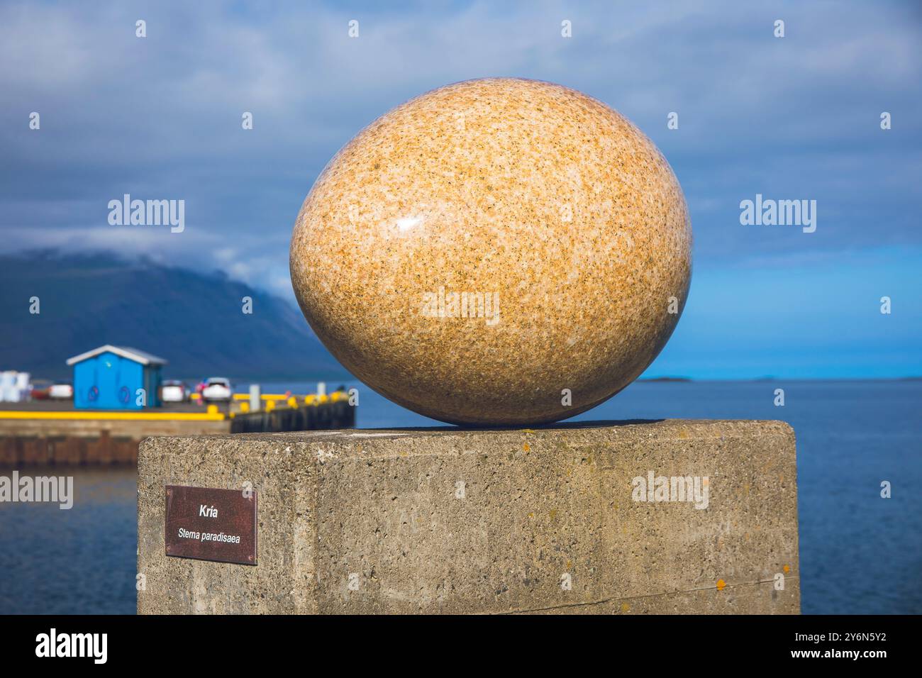 Islanda, Austurland, Djúpivogur, Eggin i Gledivik, UOVA DI GLEÐIVÍK, opera contemporanea, 34 uova scolpite, di Sigurður Guðmundsson Foto Stock