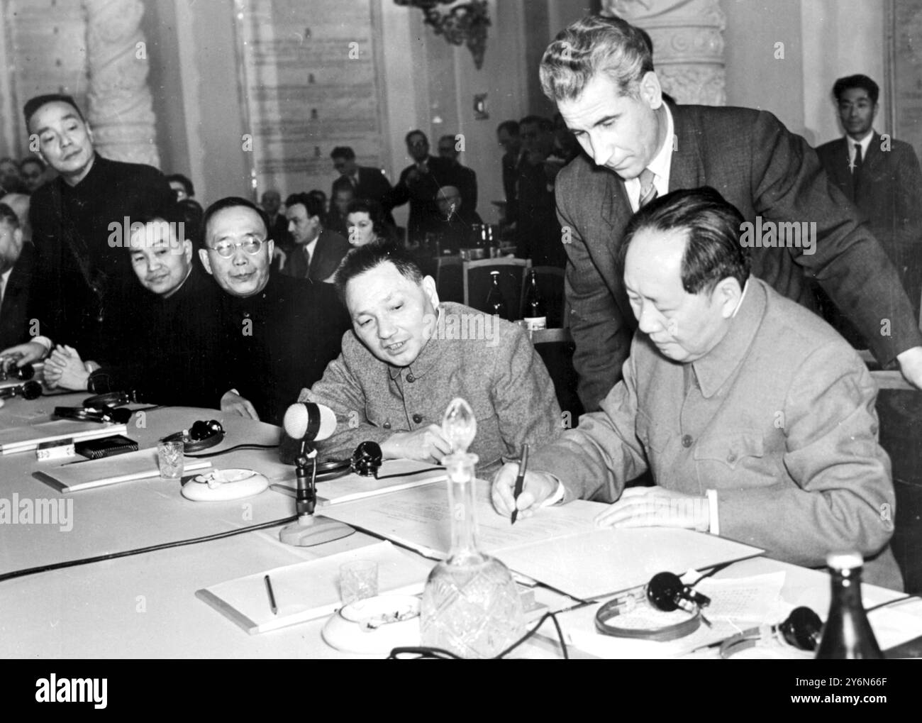 Mosco: I rappresentanti dei partiti comunisti e dei lavoratori dei paesi socialisti osservano come Mao TSE-Tung firma qui il Manifesto del 64, al termine dei colloqui con i leader russi. 27 novembre 1957 Foto Stock