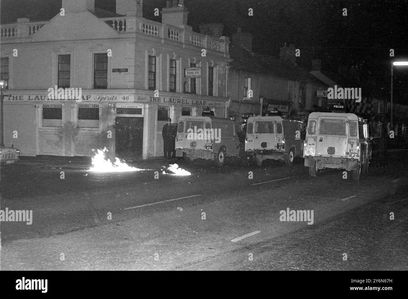 Belfast, Irlanda del Nord: Una bomba a benzina brucia senza sosta dietro due furgoni della polizia poco dopo un incidente di lancio di bombe nella Roman Catholic Falls Road si trovano a belfast la notte del 22 aprile. L'incidente è durato solo pochi minuti e la dimostrazione dei diritti civili è stata presto dispersa dalla carica di testimone della polizia. 24 aprile 1969 Foto Stock