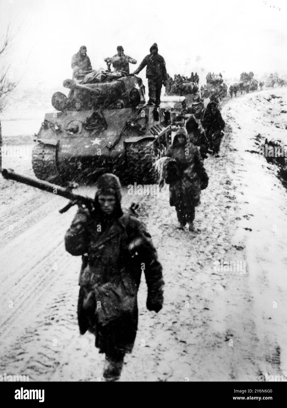 Da qualche parte in Corea. Una pattuglia delle Nazioni Unite è vista tornare da una missione di sonda di un giorno lasciata dai carri armati, nel tentativo di entrare in contatto con le forze comuniste durante una tempesta di neve all'estremità occidentale del fronte. 17 gennaio 1951 la guerra di Corea dal 25 giugno 1950 al 27 luglio 1953 fu un conflitto tra Corea del Nord e Corea del Sud Foto Stock