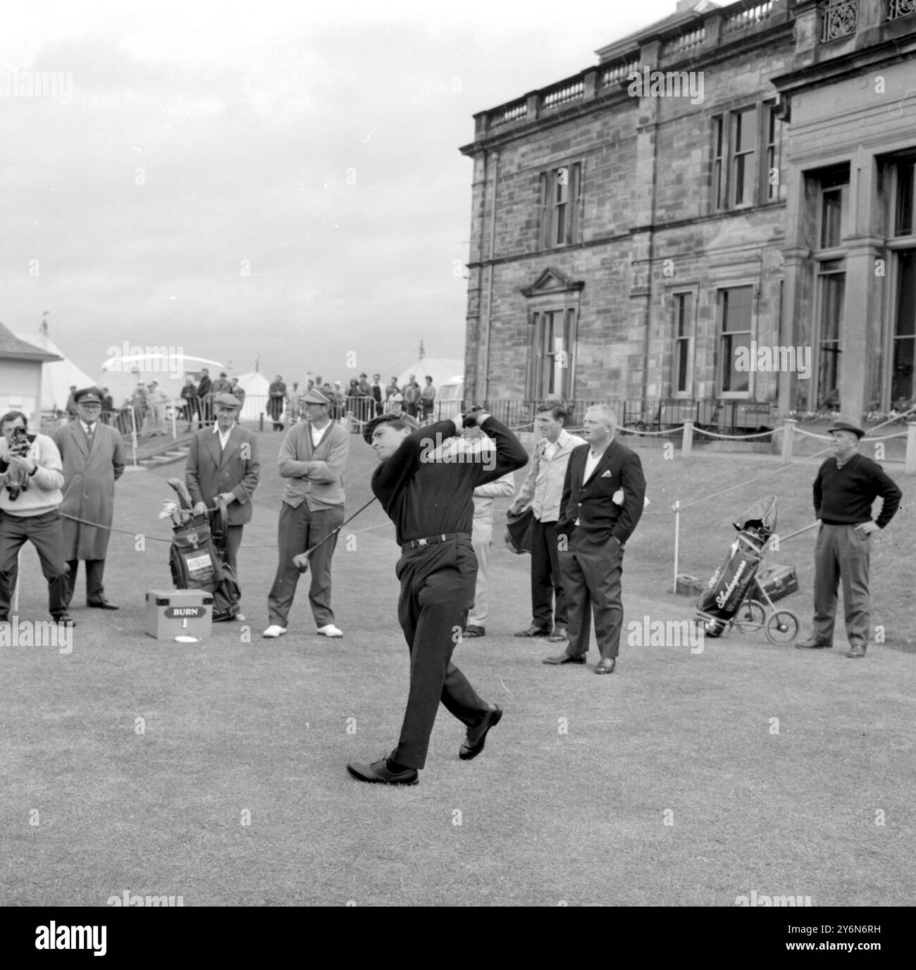 St Andrews, Scozia: Il Gary Player sudafricano parte dal primo tee durante le prove finali di ieri per il British Open Golf Championship che inizia oggi a St Andrews, in Scozia. L'americano Jack Nicklaus e' il favorito per vincere il campionato. 8 luglio 1964 Foto Stock