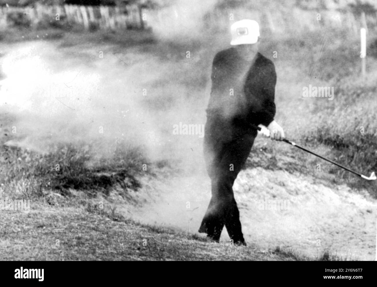 Southport, lancs, Inghilterra: Gary Player del Sudafrica viene mostrato con la sabbia dopo aver fatto esplodere la palla da un bunker sul quinto fairway durante l'Open Golf Championship 1965 qui oggi, sul campo Royal Birkdale. Il giocatore ha ricevuto delle compresse dopo aver chiamato un medico per fare un'iniezione di dolore uccidendo un muscolo del collo ricchizzato. Gli è stato rifiutato un rinvio del suo orario di partenza.erb. 8 luglio 1965 Foto Stock