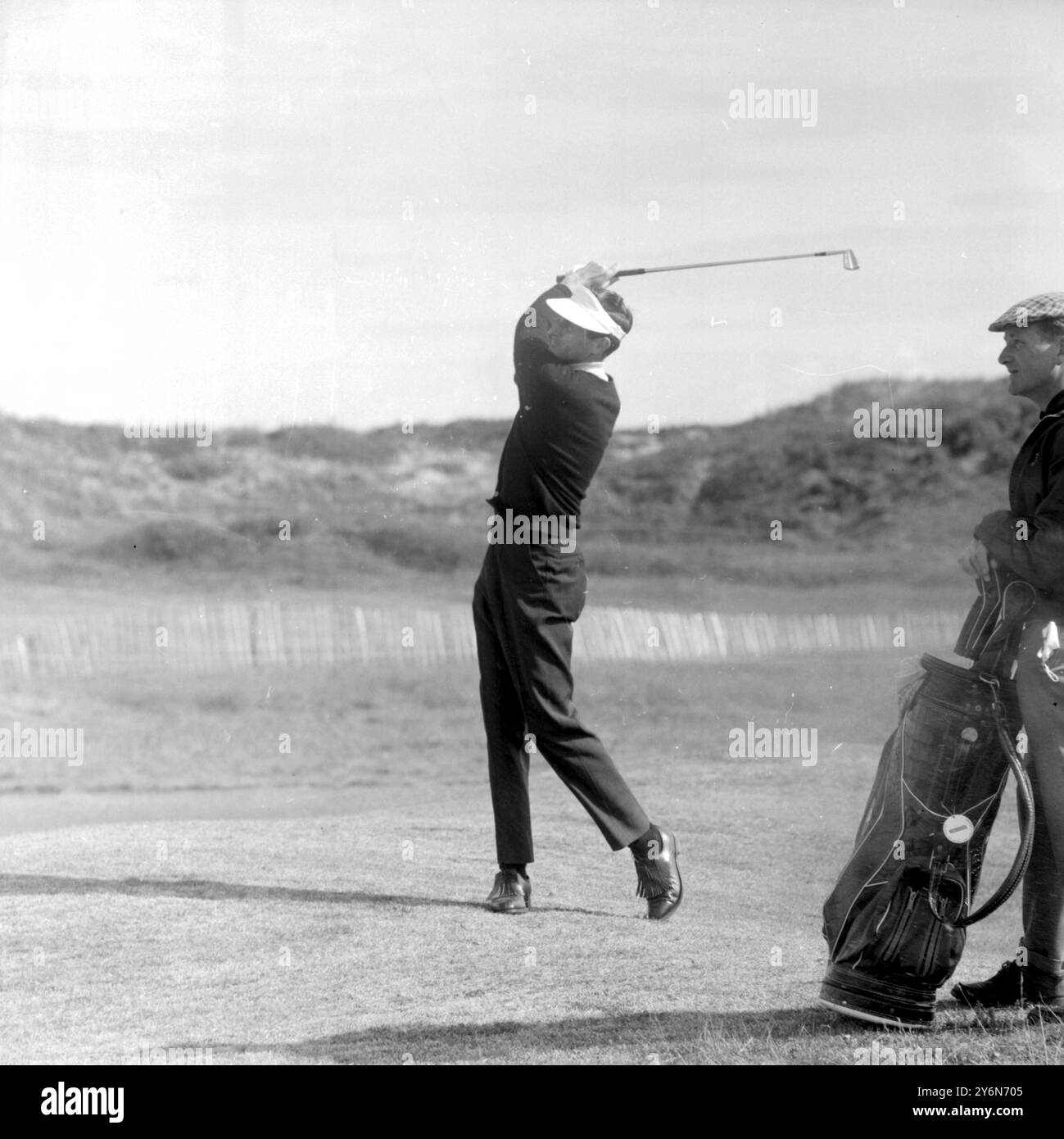 Southport, Lancashire, Inghilterra: Bob Charles di New Zeland esce dal secondo fairway durante il secondo round di ieri nel Campionato Open Golf 1965 sul Royal Birkdale Course qui Charles, con un punteggio di 151 dopo i primi due round, non è riuscito a qualificarsi per le ultime 36 buche del torneo. 9 luglio 1965 Foto Stock