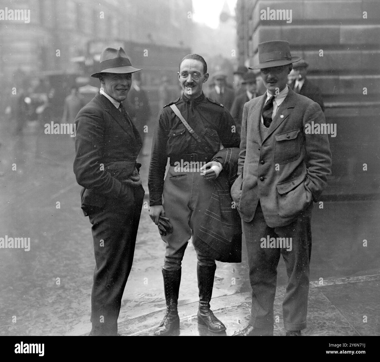 Tre membri dei fascisti britannici appaiono alla corte di polizia di Mansion House in occasione di un raid su un furgone contenente copie di "Daily Herald". Edwrd Lionel Bateson- James, Jesse Edgar Bishop e Edward John Herbert. 3 novembre 1925 Foto Stock