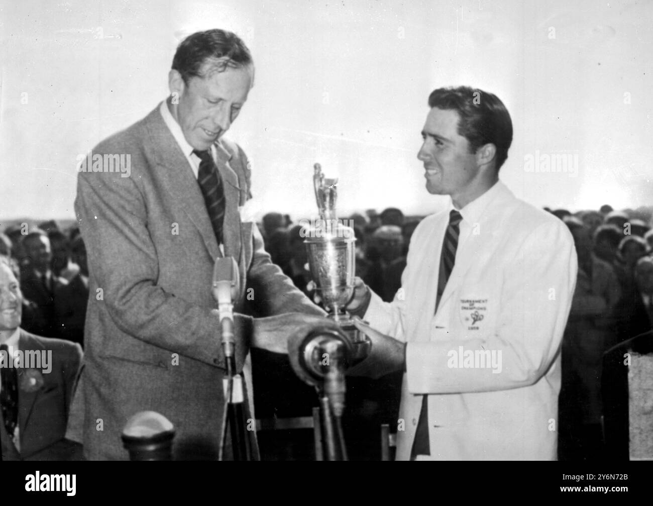 Muirfield, Scozia: Gary Player del Sudafrica (a destra) ha ricevuto il trofeo da Ron Carnegie (Capitano della compagnia d'onore dei golfisti di Edimburgo) dopo aver vinto qui oggi il campionato del British Open. I giocatori segnano 284, il belga Flory Van Donck e Fred Bullock sono secondi con 286. 3 luglio 1959 Foto Stock