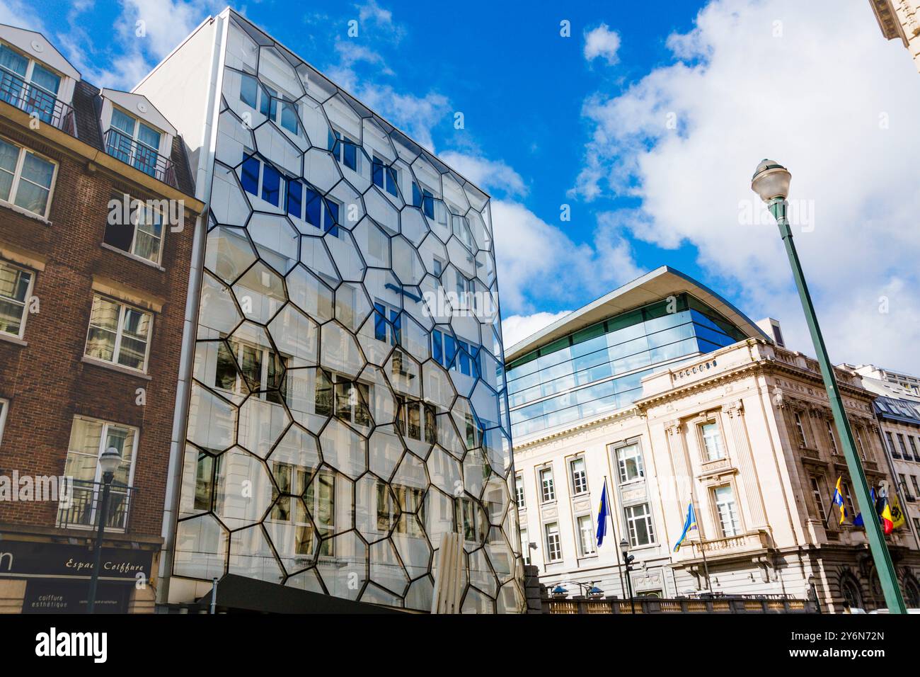 Belgio, Bruxelles, l'insolita facciata a doppia pelle in plastica a nido d'ape del Parlamento di lingua francese di Bruxelles o ufficialmente l'Assemblea dei francesi Foto Stock