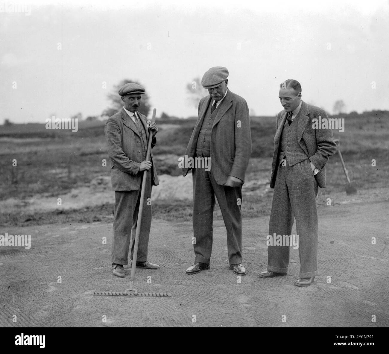 Walton Heath Golf Club. S. Saunders (greenkeeper), James Braid (prof.) E il signor J.A. Anderson (segretario) 1935 Foto Stock