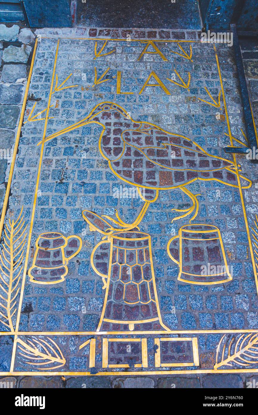 Belgio, Bruxelles, placca di fronte al miglior bar rustico di Bruxelles. Al becco di legno. Foto Stock