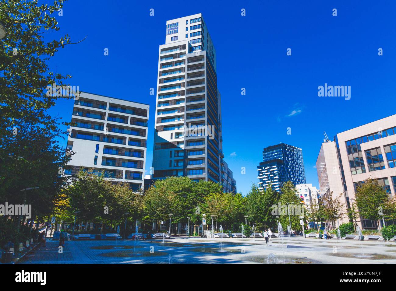 Belgio, Bruxelles, Place Jean Rey Full, la torre Belview, la più alta del quartiere europeo. L'unica torre sullo sfondo Foto Stock