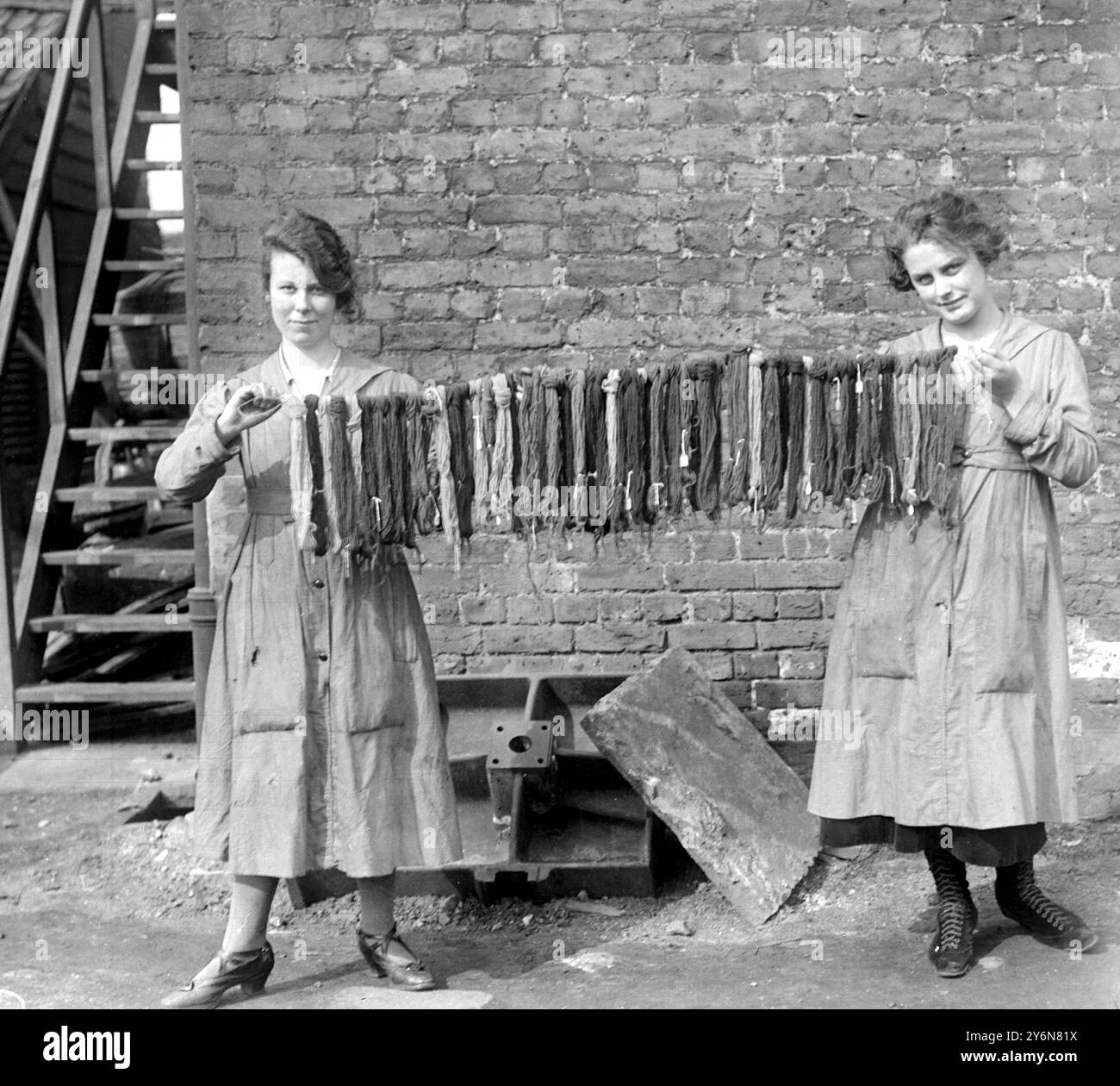 Cattura del commercio tedesco di coloranti (London Dye Manufacturing Co). Le pelli di lana sono utilizzate per testare il colore - foto mostra molti test in diverse sfumature delicate. 1920 Foto Stock